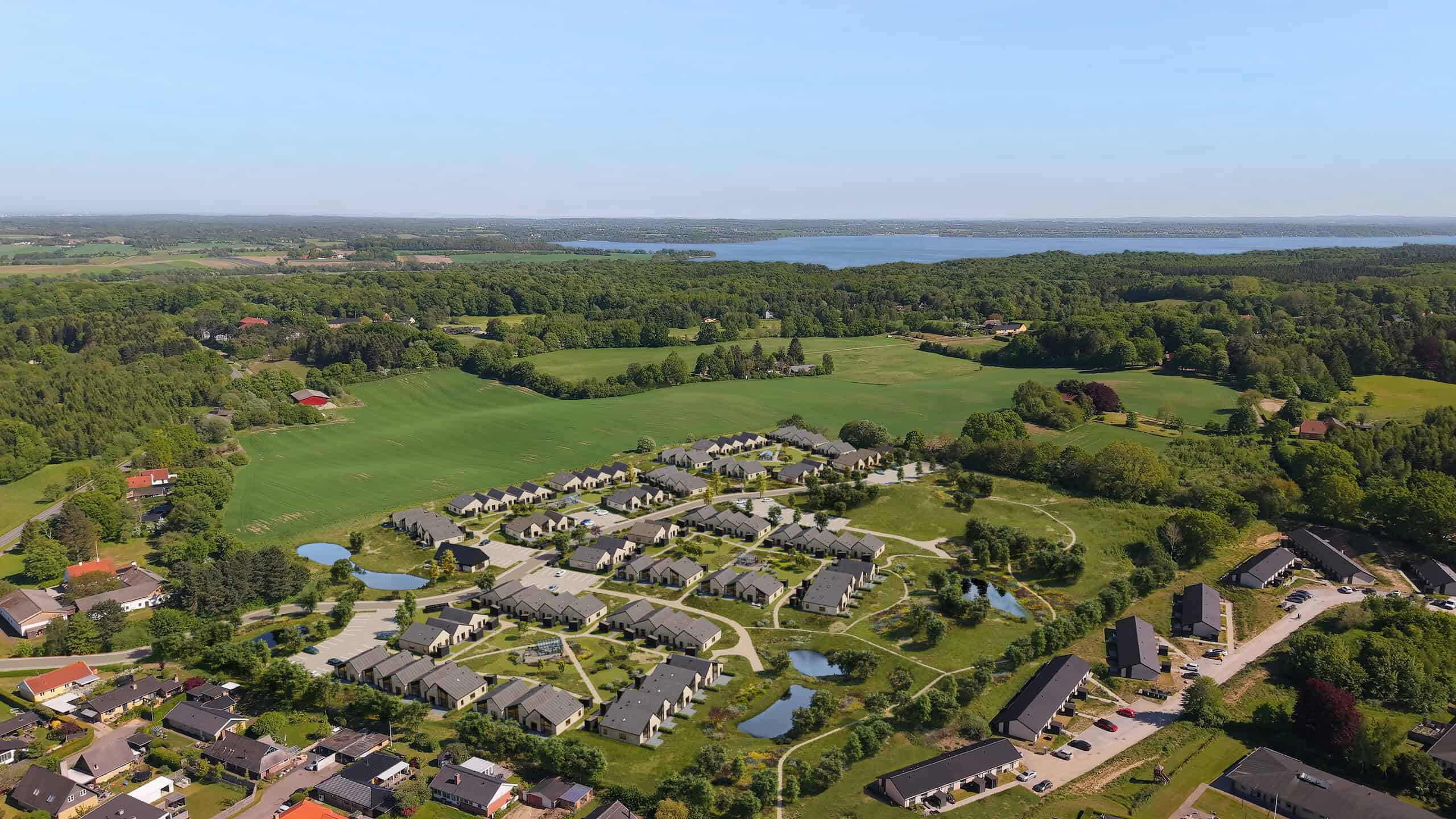 70324_Kongebakkerne_EXT_001_Indflyvning